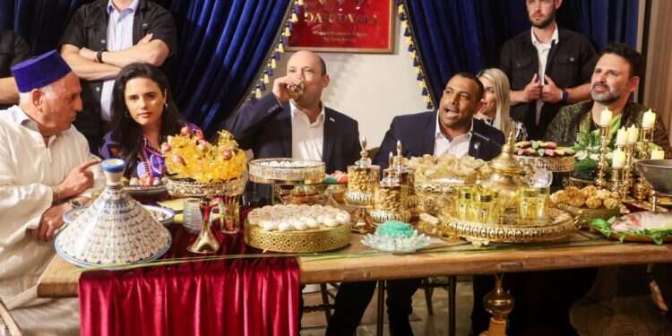 ראש הממשלה בנט וחברי סיעתו בחגיגות המימונה. צילום: פלאש 90 החג של חברי הכנסת: מימונה, מופלטות ומסרים פוליטיים