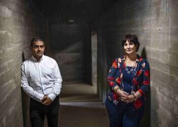 פגישה ראשונה בהר הרצל. דורית פרי ואורי שגיא. צילום: אוליבייה פיטוסי, פלאש 90 כמעט ונשכחו: העמותה שלא מוותרת על חללי צה"ל האלמונים