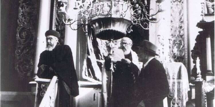 הרבנים הרצוג ועוזיאל בכינוס תפילה שהתקיים בחורבת רבי יהודה החסיד, כ' בכסלו. צילום: ארכיון הרבנות הראשית