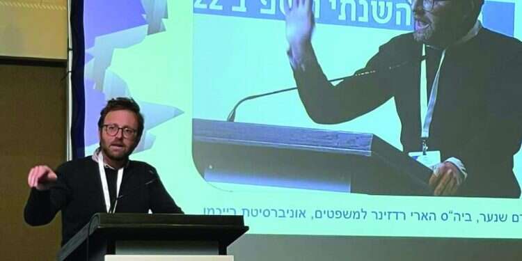 כנס העמותה למשפט ציבורי. נואם: אדם שנער. צילום: העמותה למשפט ציבורי בישראל אקטיביזם, הדור הבא