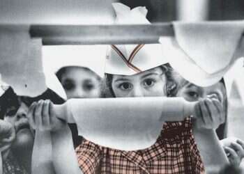 היא שעמדה, היא שעומדת, היא שלנגד עינינו מתקיימת