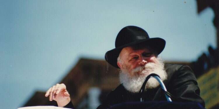 מרגישה את ברכתו. הרבי מלובביץ'. צילום: מרדכי ברון על רגל אחת ובחצאית: שיינא וספי הביאה את ישראל למשחקי החורף הפאראלימפיים