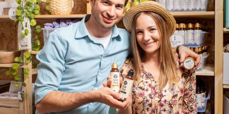 דוד ולימור קליינמן. צילום: עמית ארטמן אישות כהלכה: המיזם לאביזרי עונג כשרים