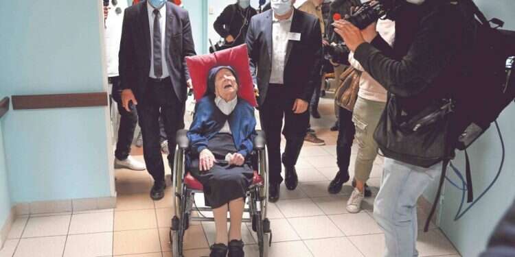 האישה הזקנה בעולם, הנזירה הקתולית לוסיל , רנדון בת ה־ 118 במסיבת עיתונאים בבית האבות שהיא מתגוררת בו בדרום צרפת, ב־ 26 באפריל. צילום: AFP צילום: AFP