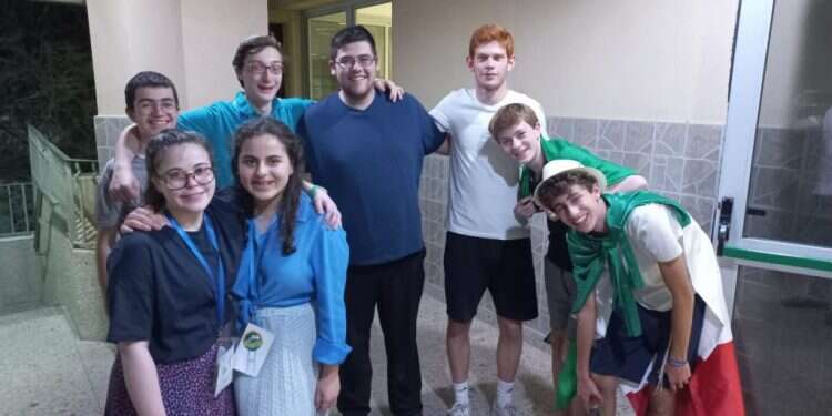 אחרי החידון יגיעו הבגרויות. נעם (שלישי מימין), יצחק (משמאלו), אבי (משמאלו) ומירי (בשורה הקדמית, מימין). צילום: לירון בן־משה, חידון התנ מתכוננים לחידון התנ"ך: מירי פיזרה פתקים בבית, אבי "מתחבר במיוחד לספר קהלת"