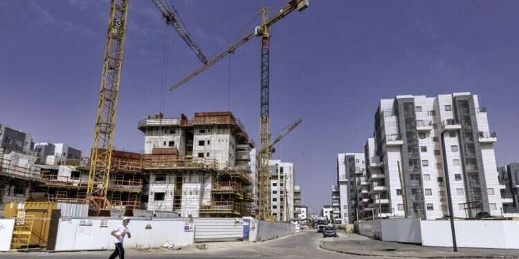 בנייה בלוד. צילום: יהושע יוסף סימני אזהרה: הגאות בשוק הנדל"ן מסכנת את הבנקים