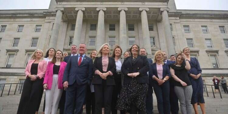 מפלגת שין פיין המנצחת. במרכז: מי שעשויה להתמנות לשרה הראשונה, חברת האספה מישל אוניל צילום: EPA
הדמוגרפיה ניצחה בצפון אירלנד: המפלגה הקתולית היא הגדולה בפרלמנט