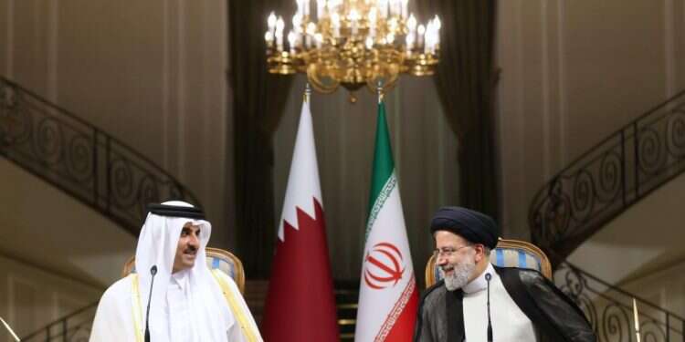 נשיא איראן איברהים ראיסי ואמיר קטאר תמים בן חמד אל-ת'אני בטהרן. צילום: EPA גרעין, גז והמונדיאל: אמיר קטאר מבקר באיראן