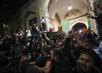 "אלימות משולחת רסן": מאות התפרעו בהלווייתו של מתפרע במזרח ירושלים