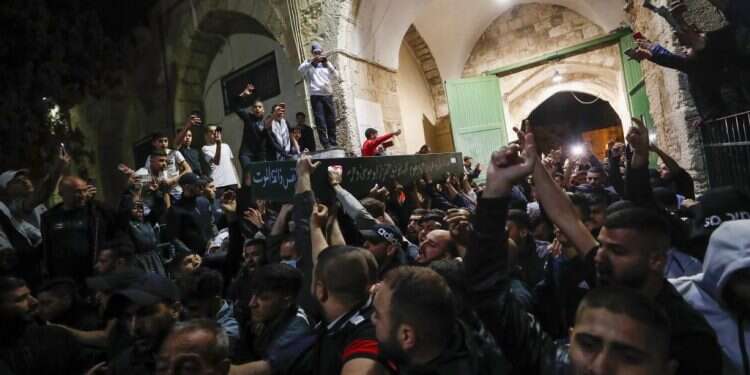 "אלימות משולחת רסן": מאות התפרעו בהלווייתו של מתפרע במזרח ירושלים