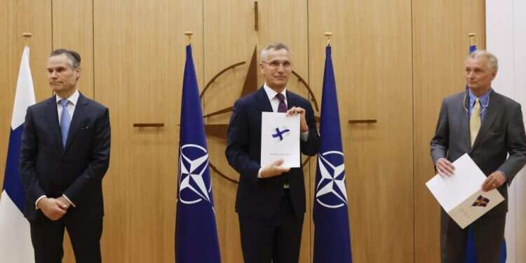 שגרירי פינלנד ושוודיה עם מזכ פינלנד ושוודיה מצטרפות לנאט"ו, חשש מתגובת רוסיה