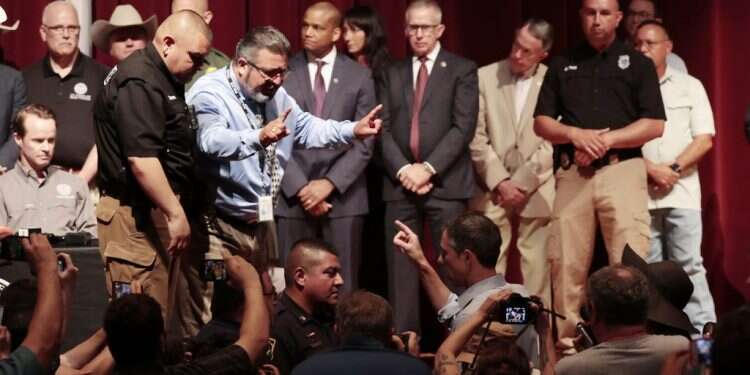 בטו אורורק מתפרץ למסיבת העיתונאים של המושל גרג אבוט בטקסס. צילום: EPA