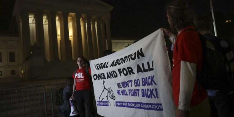 הפגנות בעד הזכות להפיל מול בית המשפט העליון האמריקני. צילום: AFP סערה בארה"ב: דליפת פסק הדין החזירה את הדיון על הפלות