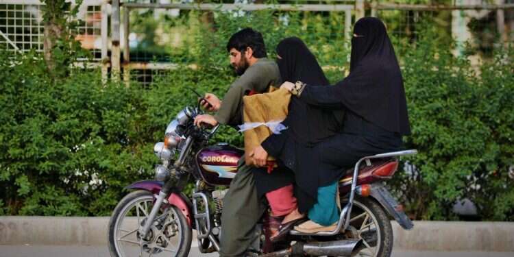 חיג'אבים בקאבול, אפגניסטן. צילום: AFP חיוב לבישת החיג'אב חוזר לאפגניסטן