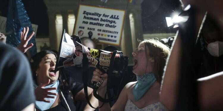 נושא שמפלג את ארה