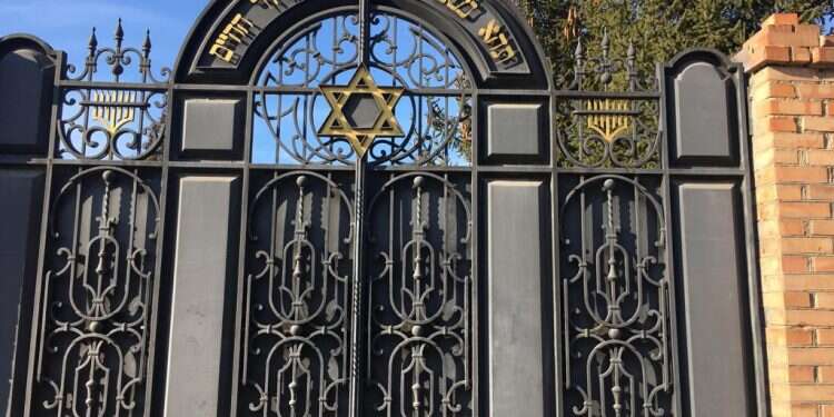 שערי בית עלמין יהודי בטרנסניסטריה. לפחות 185 אלף נספו. צילום: יואל רפל הסיפור היהודי של טרנסניסטריה, החבל שעומד ליפול בידי פוטין