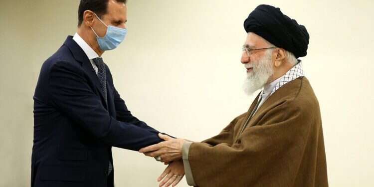 חמינאי ואסד. צילום: EPA האייתוללה חמינאי ובשאר אל אסד נפגשו באיראן