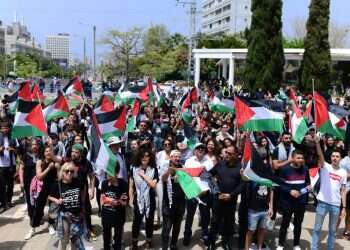 האם מדינת ישראל צריכה לאסור הנפת דגל אש"ף?