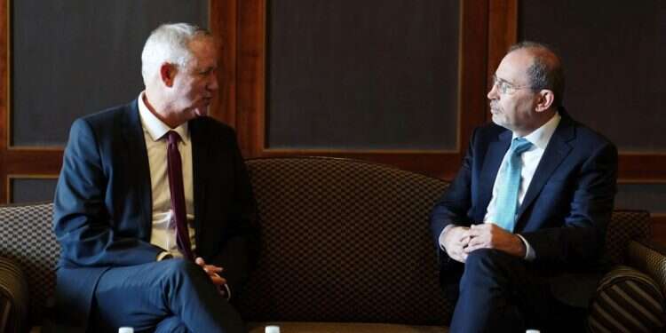 שר החוץ הירדני ספדי ושר הביטחון גנץ בביקור גנץ בארמון המלכותי בירדן, מרץ 2022. צילום: AFP שר החוץ הירדני: נוכחות ישראל בהר הבית – כיבוש