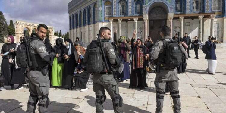 כוחות מג מתיחות ביום ירושלים: מתפרעים במסגד אל-אקצה; המשטרה נערכת למצעד