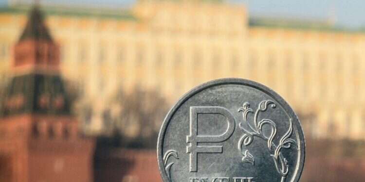 רובל. אילוסטרציה. צילום: AFP מ־1 במאי: הרוסים יחילו את הרובל בשטחי הכיבוש באוקראינה