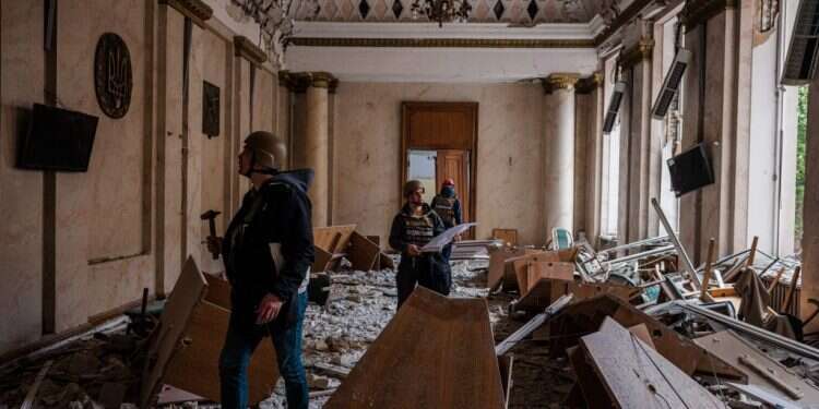 בזמן שהמתקפה הרוסית נמשכת: אלפי פליטים אוקראינים חוזרים הביתה