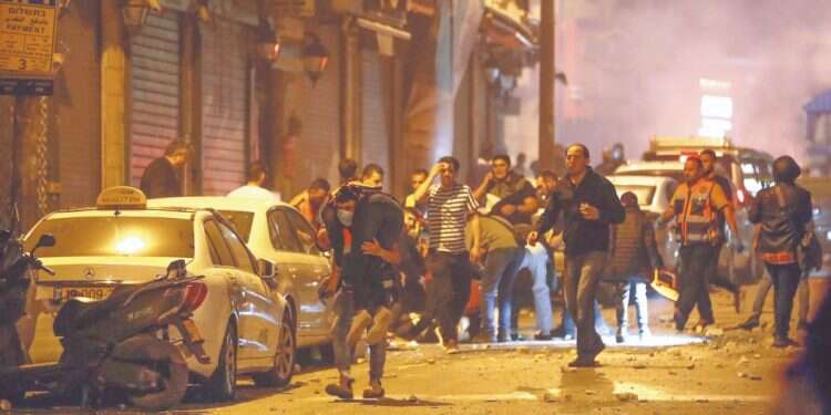 ערבים מתפרעים בירושלים, השבוע. צילום: AFP