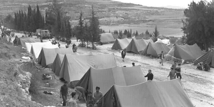 איפה ההנצחה שלנו? אחד מניסיונות הקמת היישוב אלון־מורה, 1975. צילום: משה מילנר, לע