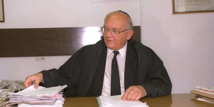 ייבא את המתח ההלכתי שבין החוק והמוסר אל מערכת המשפט הישראלית. השופט מנחם אלון כסגן נשיא בית המשפט העליון במשרדו בירושלים, 1992.  צילום: זיו קורן, לע המסורת היהודית צריכה לקבל ביטוי בחוקים, הטקסים והחיים הישראליים