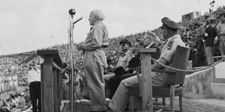 בן־גוריון נואם ביום העצמאות ברמת־גן, 1955. צילום: משה פרידן, לע