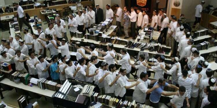 חגיגת יום ירושלים בישיבת הר עציון, 2009. צילום: גרשון אליסון, פלאש 90 שירו לה' שיר חדש: יום העצמאות מעיניהם של הרב עמיטל והרב ליכטנשטיין