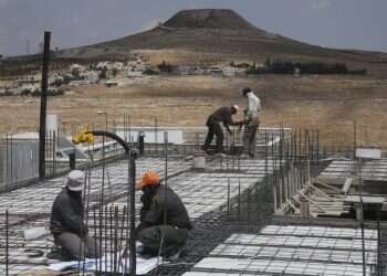 המתנחל שעושה סטנדאפ על החיים המשותפים בדמותו של פועל ערבי