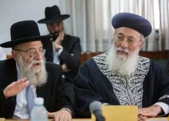 רב העיר ירושלים הרב עמאר ורב העיר לשעבר הרב שטרן. צילום: יונתן זינדל, פלאש 90 מהפכה במינוי רבני ערים? כהנא חתם על התקנות החדשות
