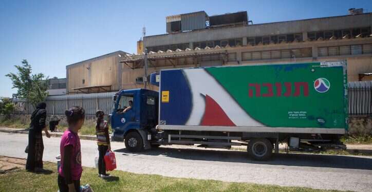 משאית תנובה, אילוסטרציה. צילום: מרים אלסטר, פלאש 90 תנובה: חשש לזיהום סלמונלה באבקת חלב