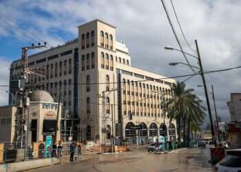 יום הזיכרון ברמלה ולוד: דגלי ישראל נתלשו, זיקוקים נורו בשעת הצפירה