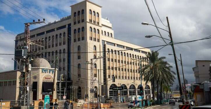 יום הזיכרון ברמלה ולוד: דגלי ישראל נתלשו, זיקוקים נורו בשעת הצפירה