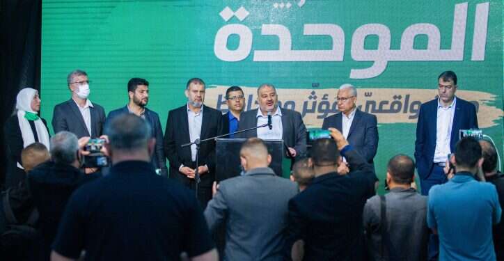 יו"ר מועצת השורא העניק תעודת הוקרה למחבל שניסה לרצוח ישראלים