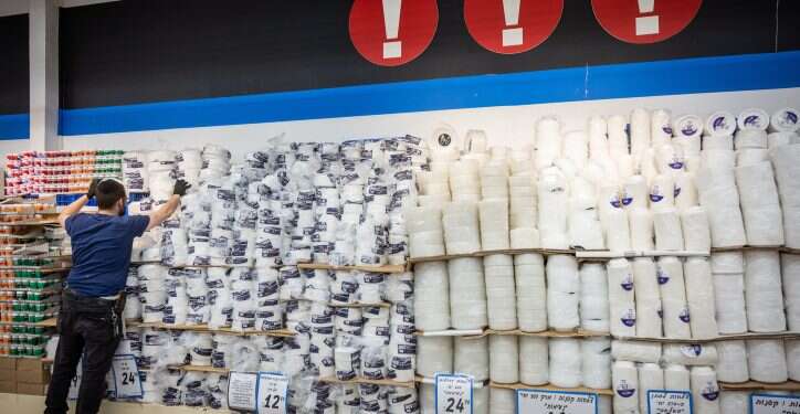 כלים חד פעמיים. צילום: יונתן זינדל, פלאש 90 משרדי הממשלה יפסיקו לרכוש כלים חד-פעמיים