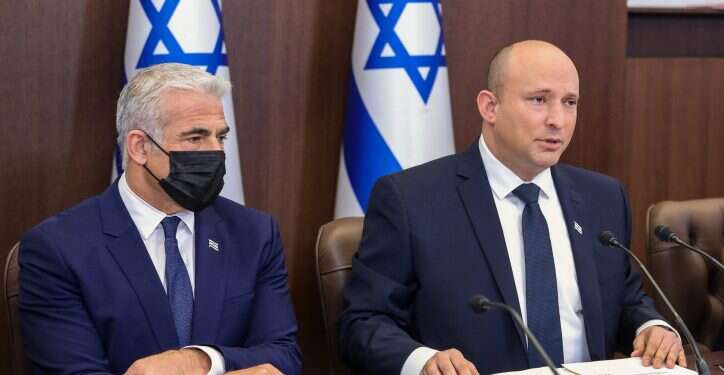 בנט ולפיד. צילום: מרק ישראל סלם, פלאש 90 לא לגיטימי: בנט צריך להמציא את עצמו מחדש