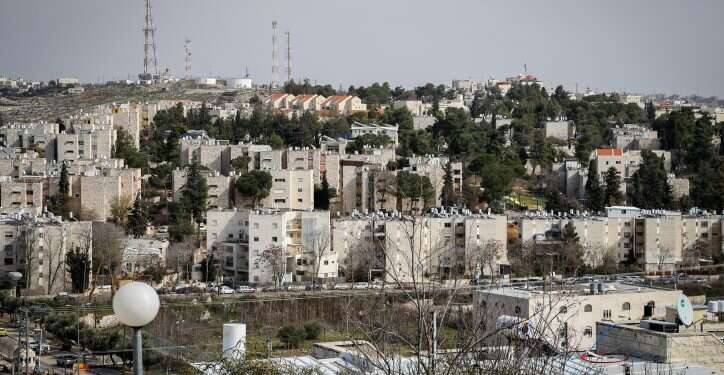 קריית ארבע. ברקע: חברון. צילום: גרשון אלינסון, פלאש 90 חשש בקריית ארבע: "ציר הפיגועים" ייפתח לתנועת פלסטינים
