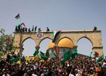 דגלי פלסטין בהר הבית. צילום: ג'מאל עוואד, פלאש 90 כרזת ענק של חמאס בהר הבית, המשטרה מצמצמת נוכחות