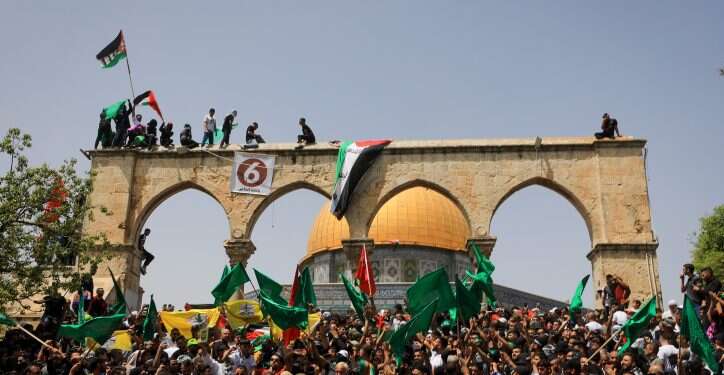 כרזת ענק של חמאס בהר הבית, המשטרה מצמצמת נוכחות