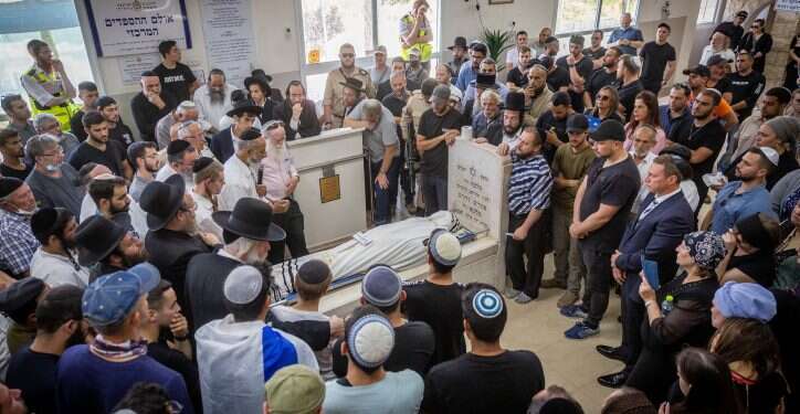 הלוויתו של ויאצ'סלב (דניאל) גולב, בבית שמש. צילום: יונתן זינדל, פלאש 90 המאבטח שנרצח בפיגוע הובא למנוחות: "עמדת כחומה בצורה"