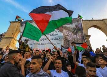 ההפגנה על רקע ההכרזה בהר הבית. צילום: ג'מאל עוואד, פלאש 90 כרזת ענק של חמאס בהר הבית, המשטרה מצמצמת נוכחות