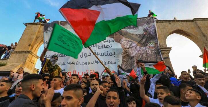 ההפגנה על רקע ההכרזה בהר הבית. צילום: ג'מאל עוואד, פלאש 90 כרזת ענק של חמאס בהר הבית, המשטרה מצמצמת נוכחות