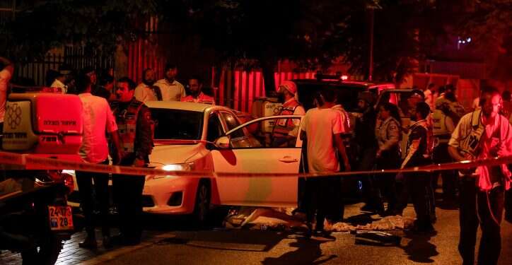 זירת הפיגוע באלעד, אמש. צילום: ג'מאל עוואד, פלאש 90 פורסמו שמות הנרצחים בפיגוע באלעד, המצוד אחר המחבלים נמשך