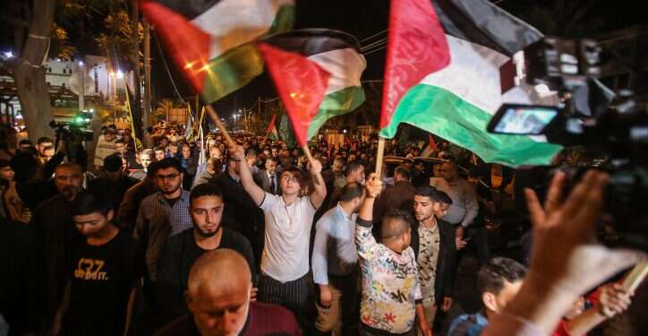 הפגנת תמיכה בסינוואר, אמש בחאן יונס. צילום: עטיא מוחמד, פלאש 90 סינוואר לא יחוסל בקרוב, אך המערכה מול חמאס עולה מדרגה