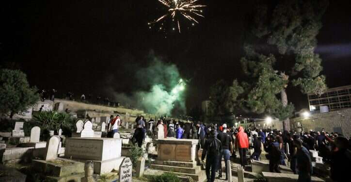 אבנים, זיקוקים וניסיון פיגוע: ליל התפרעויות במזרח ירושלים