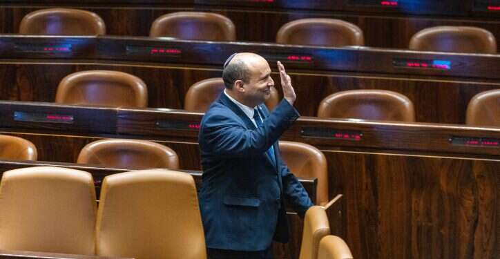 נפרד. בנט. צילום: אוליבייה פיטוסי/פלאש90 לא צריך בחירות: ממשלת ימין עכשיו