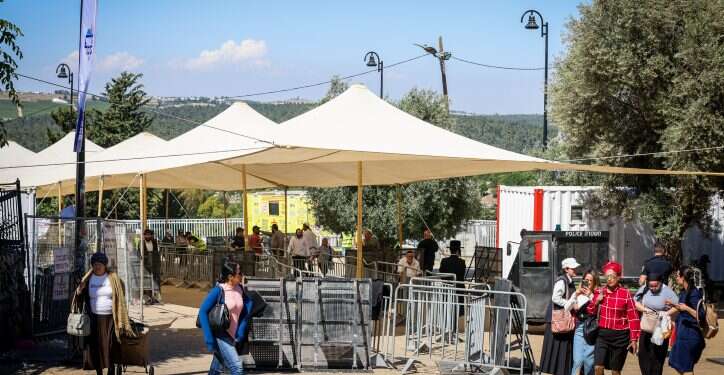 הכניסה למתחם ציון הרשב בצל האסון: ל"ג בעומר במירון יוצא לדרך